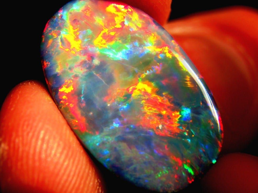 Siyah opal örneği