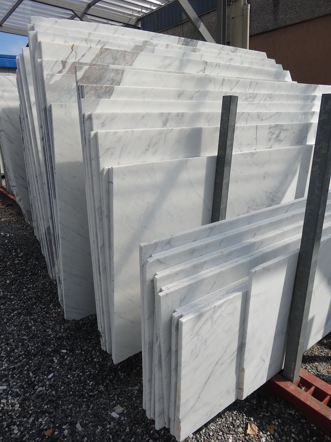 Carrara mermeri plakaları