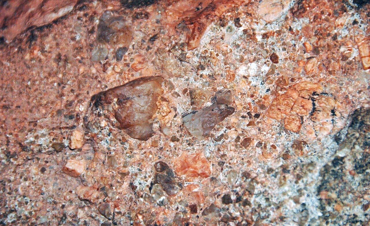 Fountain Formasyonu'ndan (Colorado) arkoz: pembe-turuncu potasyum feldispat taneleri