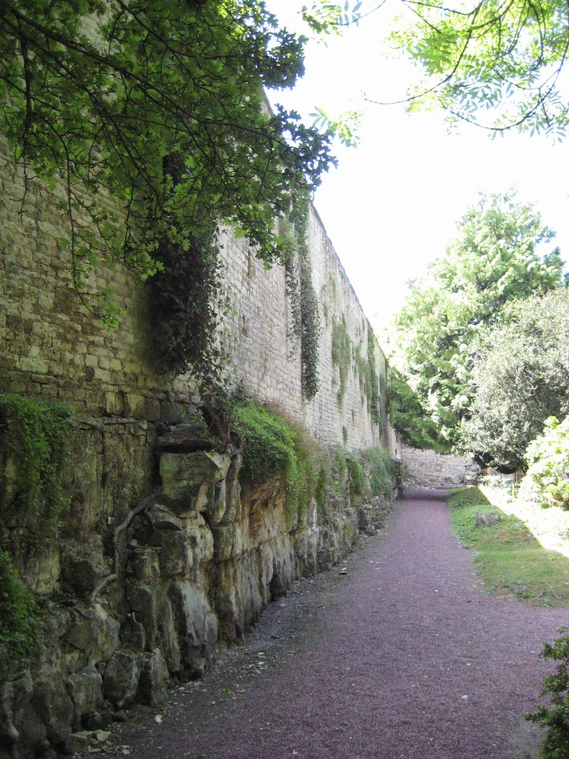 Retaining wall of the Saint-Jean cemetery in Vaucelles (Caen), laid out in a filled-in former Caen stone quarry