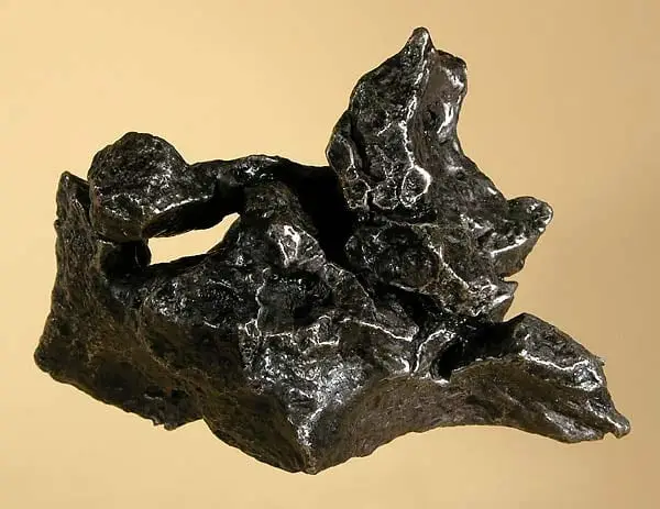 Doğal bir deliği olan 576 gramlık bir Campo del Cielo parçası