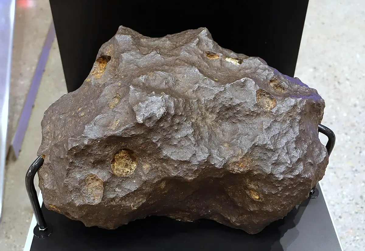 A complete Canyon Diablo individual with thumbprint-like hollows