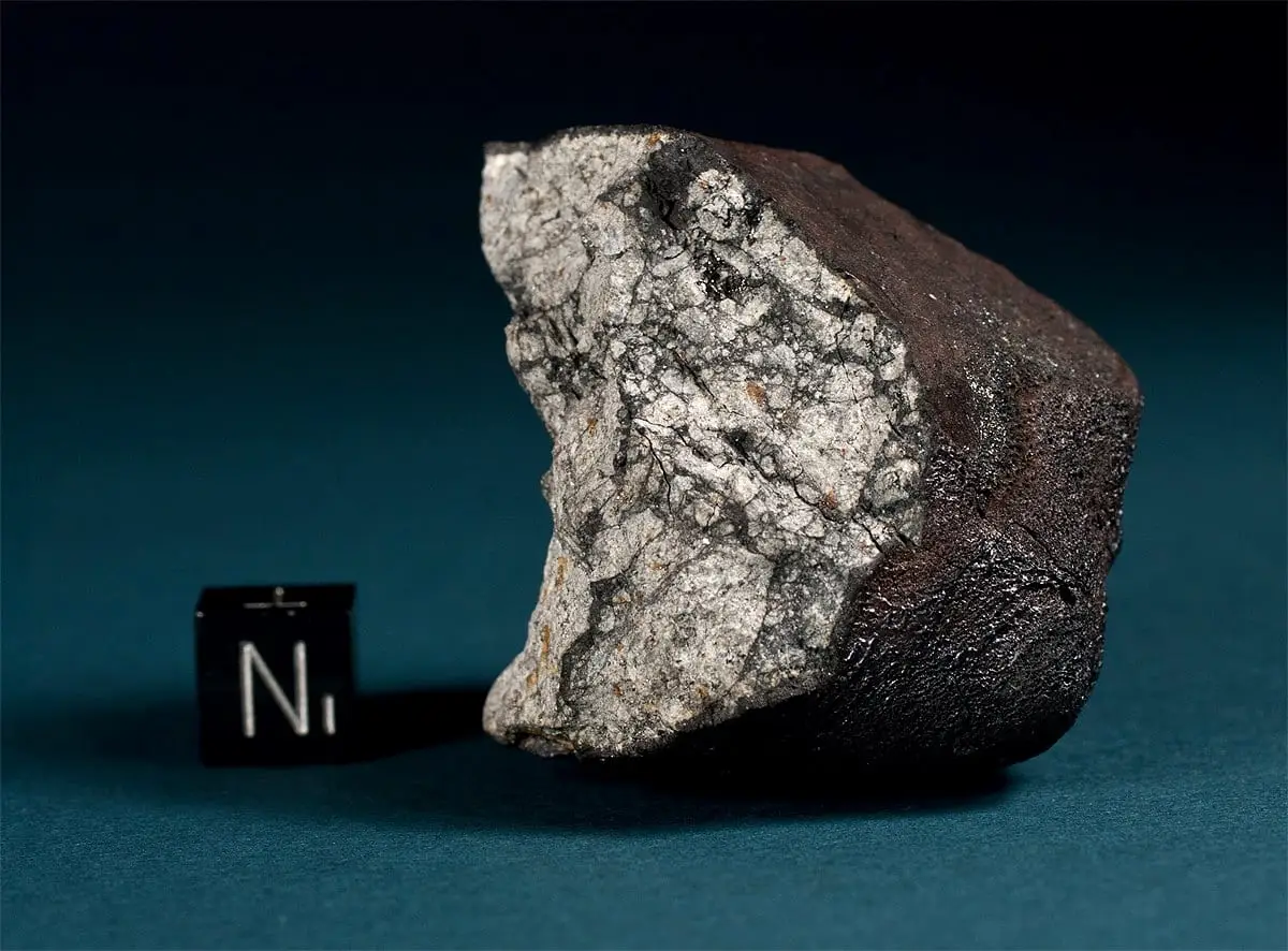 Çelyabinsk meteoritinin siyah erime kabuklu 112 gramlık bir parçası