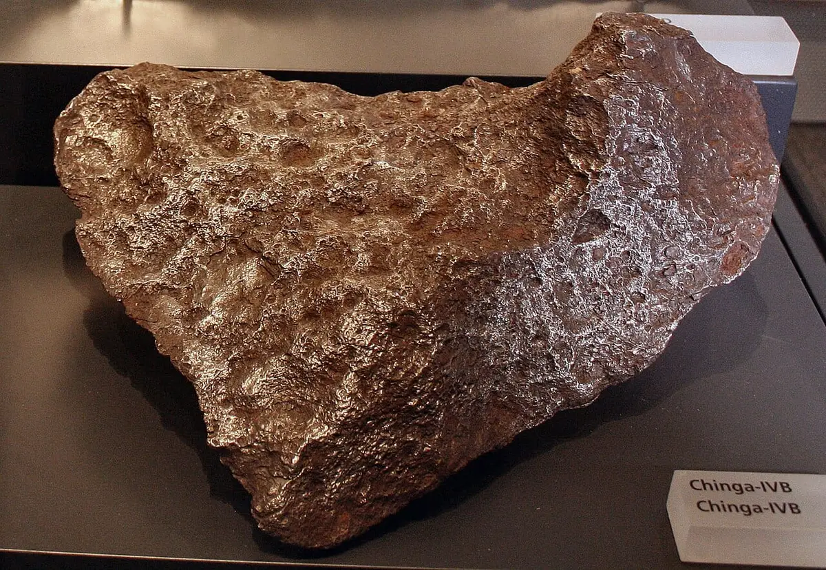 Royal Ontario Müzesi'nde Chinga meteoriti parçaları