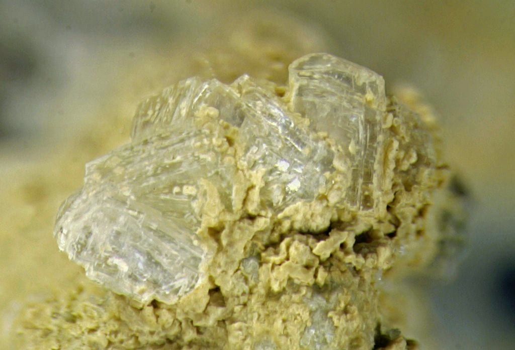Klinoptilolit kristalleri (Los Escullos, İspanya); yaklaşık 1,25 mm