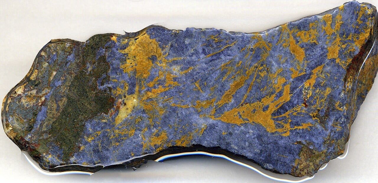 Corundite (emery rock) from the Naxos deposits; a wet slab 10 cm wide. The blue grains are corundum