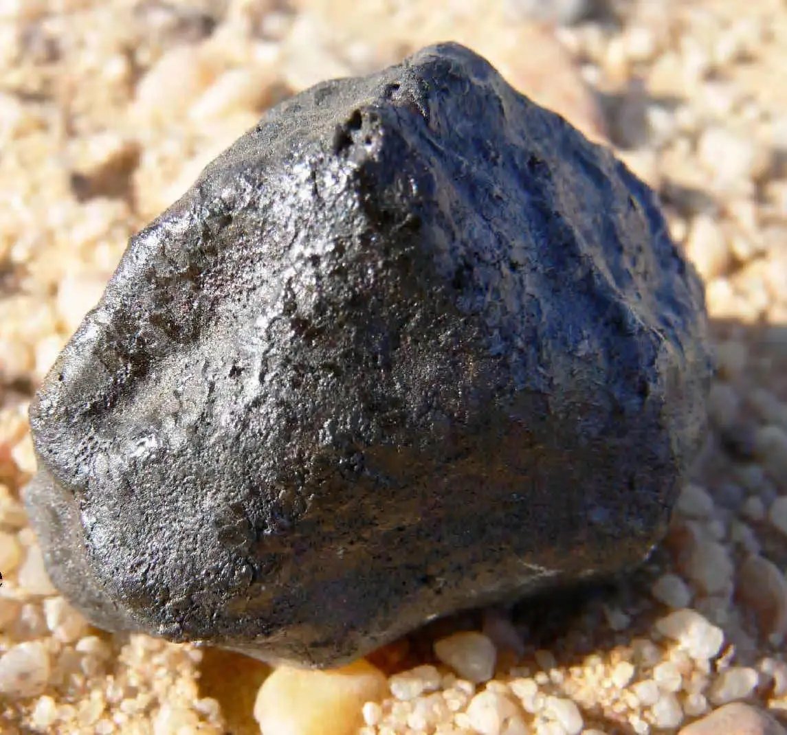 Sudan'da toplanan 2008 TC3 asteroidinin daha büyük parçalarından biri