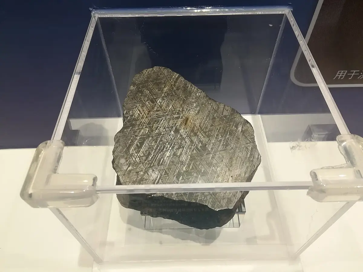 Gibeon meteoritinden kesilip dağlanmış bir dilimde Widmanstätten deseni