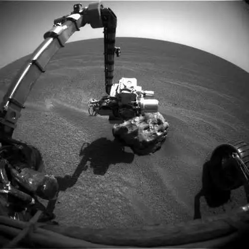Opportunity examining the meteorite on Meridiani Planum, Mars