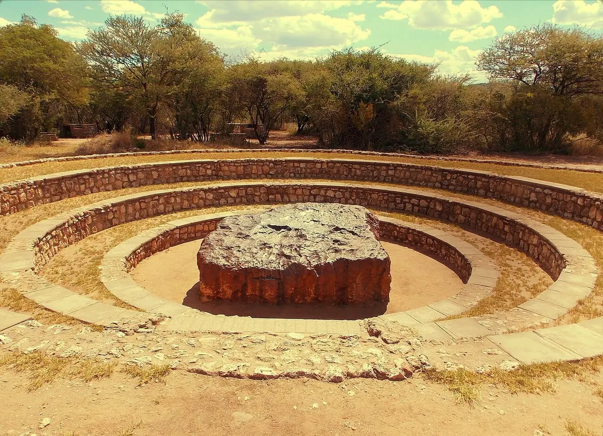 Hoba meteoriti, düştüğü yerde, çevresindeki taş oturma basamaklarıyla