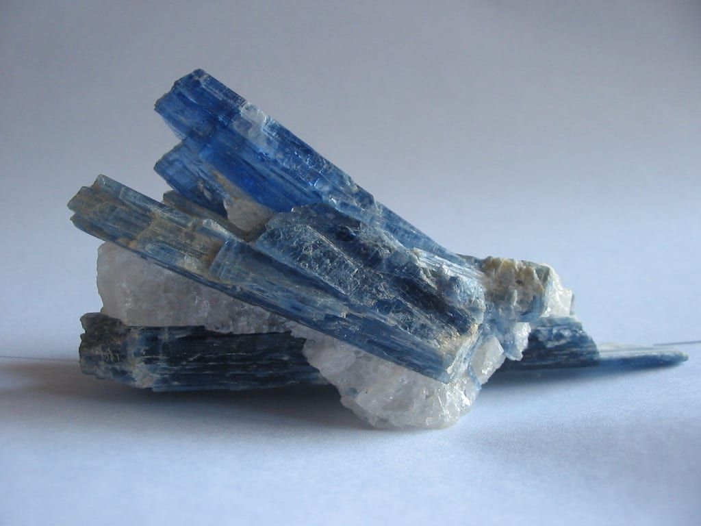 Kyanite specimen