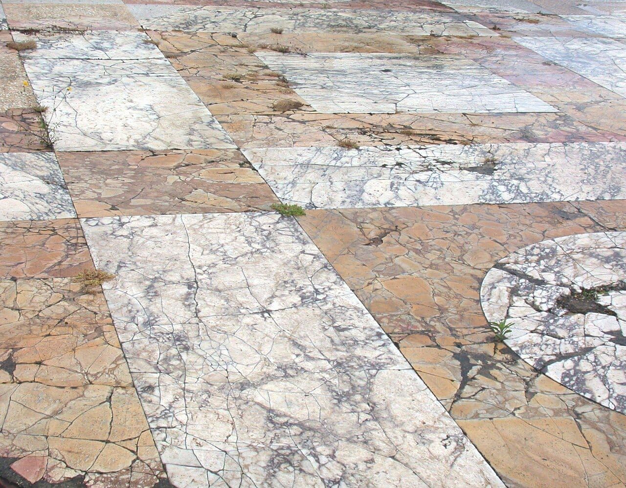 Trajan Forumu'nda giallo antico ve pavonazzetto'dan özgün döşeme (MS 106–112), Roma