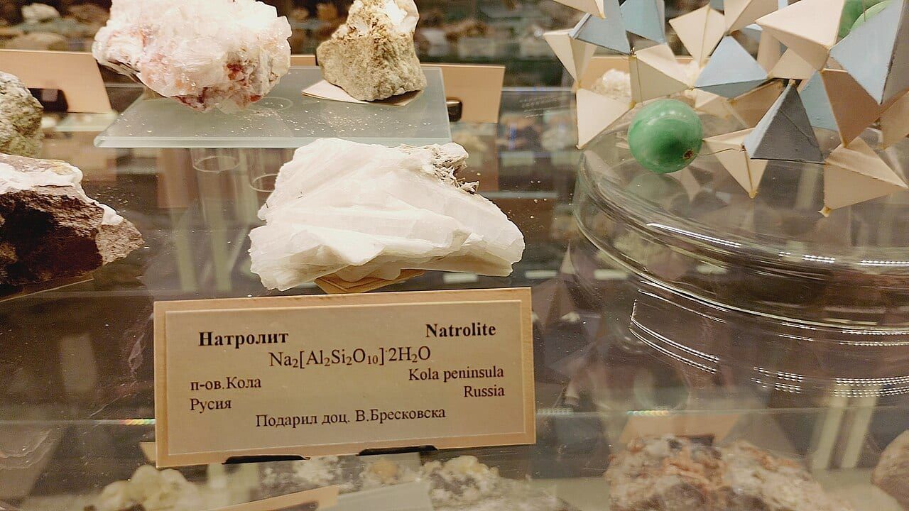 Kola Yarımadası'ndan (Rusya) natrolit