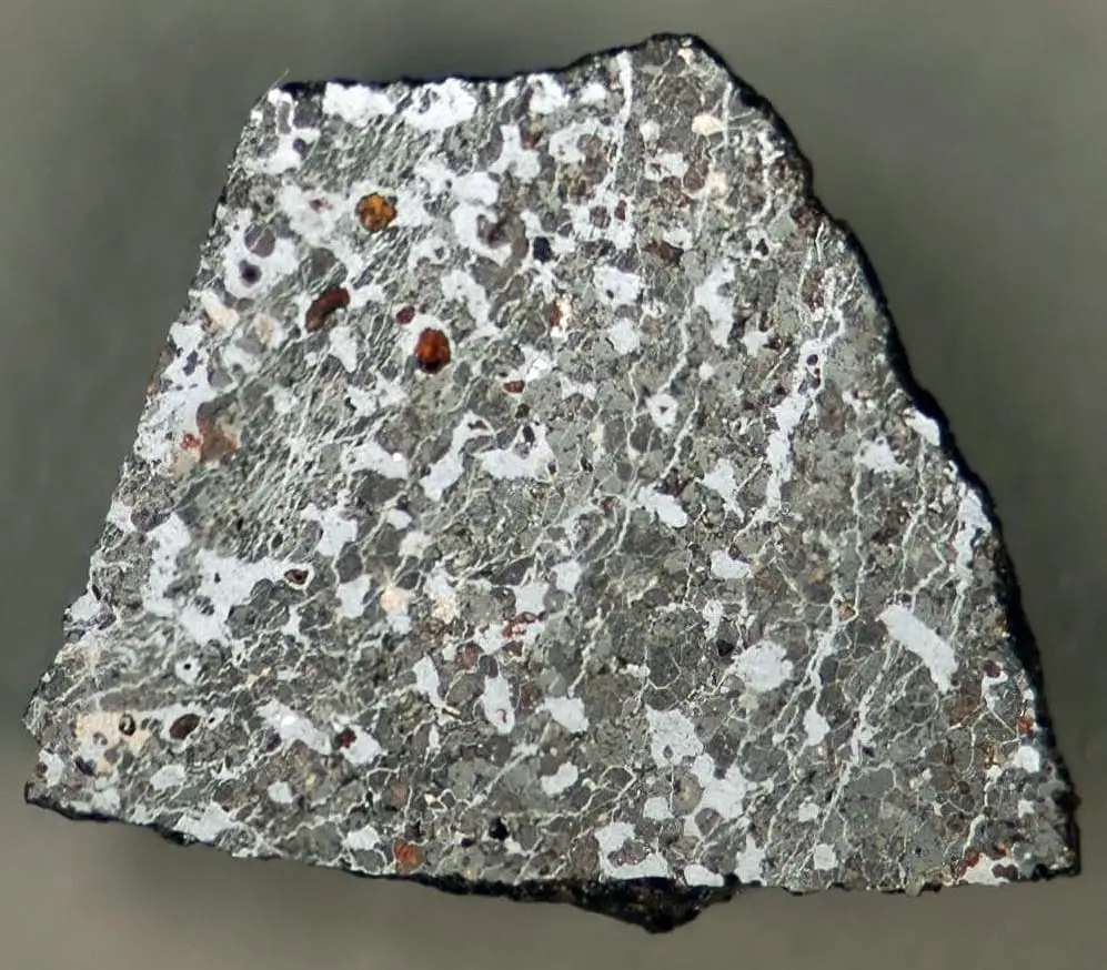 Aynı dilimin ince kristalli dokusu: mafik silikat mineralleri ile nikel-demir metalin karışımı