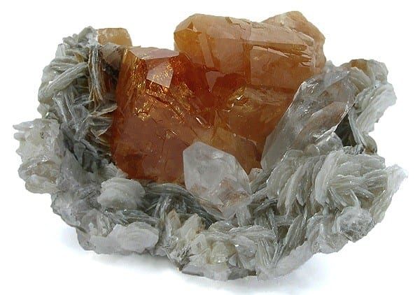 Şelit kristalleri (Xuebaoding, Siçuan, Çin)