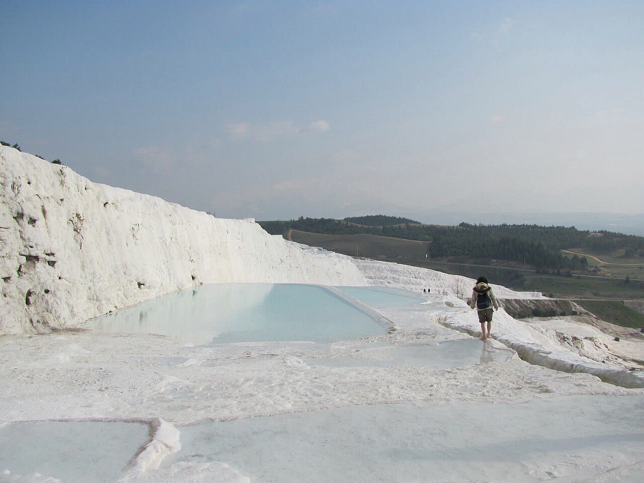 Pamukkale (Denizli): sıcak su kaynaklarından çökelen traverten terasları