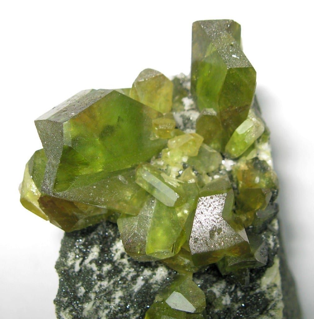 Yeşil titanit kristalleri (Tormiq Vadisi, Haramosh Dağları, Pakistan)