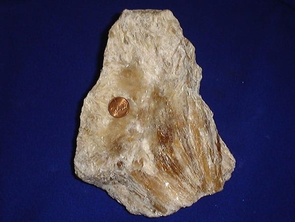 Trona örneği; yanındaki madeni para ölçek içindir